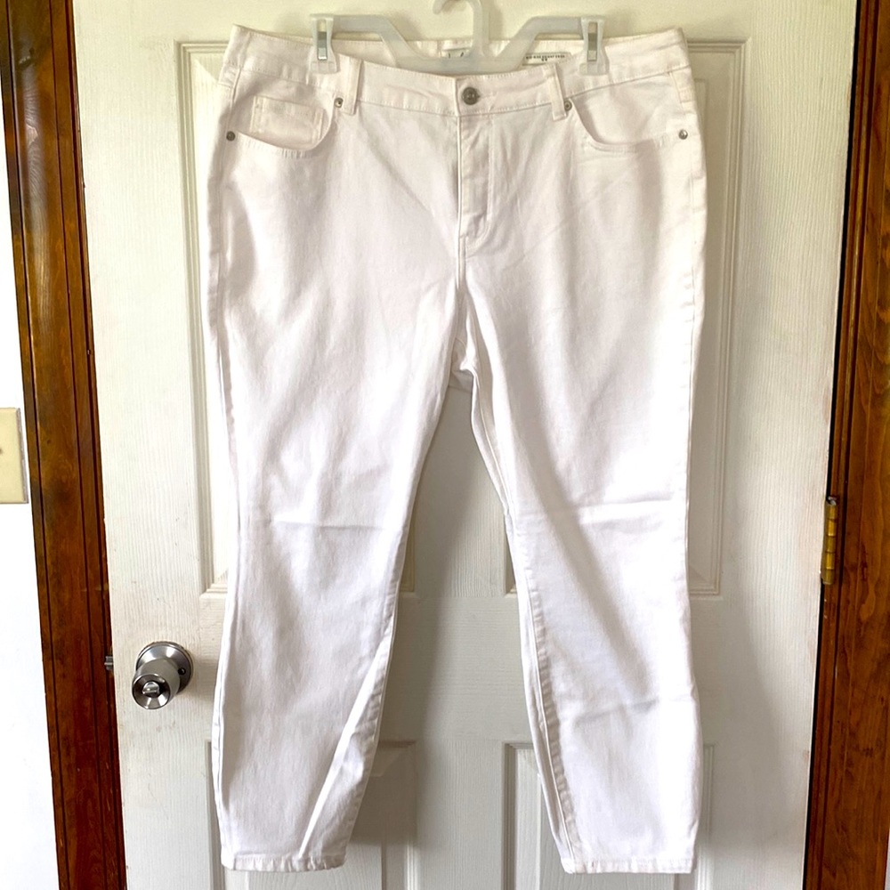 Wonderly white pair of mid-rise skinny crop jeans. Like new condition.